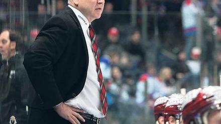 Ein Mann zählt die Helme neu durch. Weil Trainer Don Jackson mit den lustlosen Vorstellungen der Eisbären Berlin unzufrieden war, wirbelte er die Reihen durcheinander. So wurde die zweite zur ersten Sturmreihe und Sven Felski zum Verteidiger.