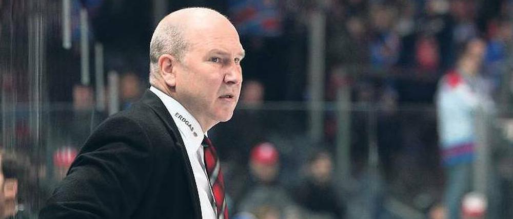 Ein Mann zählt die Helme neu durch. Weil Trainer Don Jackson mit den lustlosen Vorstellungen der Eisbären Berlin unzufrieden war, wirbelte er die Reihen durcheinander. So wurde die zweite zur ersten Sturmreihe und Sven Felski zum Verteidiger.