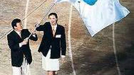 Wir tragen eine Fahne. Nordkoreas Judo- Trainer und eine südkoreanische Basketballerin trugen bei Olympia 2000 die „Flagge der koreanischen Halbinsel“. Foto: dpa