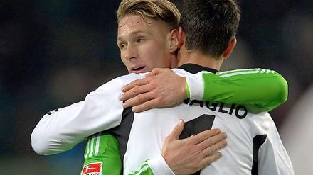 Sebastian Polter (l.) erzielte in seinem zweiten Bundesligaspiel den entscheidenden Treffer zum 1:0-Sieg der Wofsburger über den VfB Stuttgart.