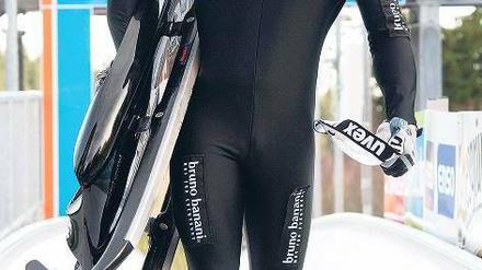 Schnell im Schlitten. Bruno Banani mit seinem liebsten Sportgerät. Foto: dapd