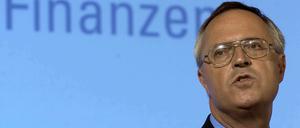 Hans Eichel: Am 24. Dezember 1941 geboren, zunächst Gymnasiallehrer, dann Politiker, mit 28 Jahren Fraktionschef im Stadtparlament von Kassel, mit 34 Oberbürgermeister, der erste OB, der 1981 eine politische Kooperation mit den Grünen einging, 1991 wurde er Ministerpräsident von Hessen, 1999 verlor er die Wahl gegen Roland Koch. Eichel liebäugelte kurz mit der Idee, die Politik ganz zu verlassen, dann aber machte ihn Kanzler Schröder zum Bundesfinanzminister. Nach dem Ende von Rot-Grün verabschiedete sich Eichel, nach Angaben von Beobachtern, „unter Tränen“ auch aus dem SPD-Vorstand.