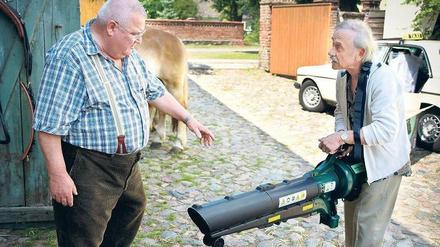 Polizeihauptmeister privat. Horst Krause (Horst Krause, links, mit Tilo Prückner) ist vom praktischen Nutzen des Gastgeschenks wenig überzeugt. Foto: RBB