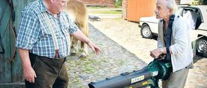 Polizeihauptmeister privat. Horst Krause (Horst Krause, links, mit Tilo Prückner) ist vom praktischen Nutzen des Gastgeschenks wenig überzeugt. Foto: RBB