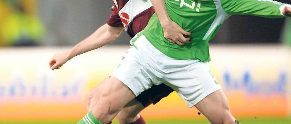 Rangelei mit Anfassen. Der Wolfsburger Ja-Cheol Koo (r. ) und Stuttgarts Spieler William Kvist konnten nicht glänzen. Foto: dpa