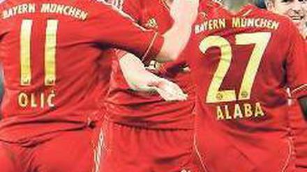 Applaus für den Abklatscher. Abwehrspieler Daniel van Buyten hat für die Bayern bereits vier Saisontore erzielt. Foto: dapd