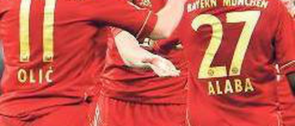 Applaus für den Abklatscher. Abwehrspieler Daniel van Buyten hat für die Bayern bereits vier Saisontore erzielt. Foto: dapd