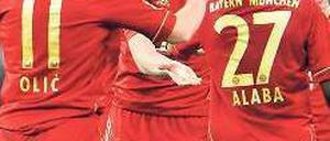 Applaus für den Abklatscher. Abwehrspieler Daniel van Buyten hat für die Bayern bereits vier Saisontore erzielt. Foto: dapd