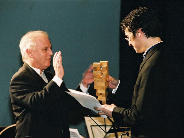 Daniel Barenboim mit dem Gewinner von 2002, Danjulo Ishizaka, in Berlin.