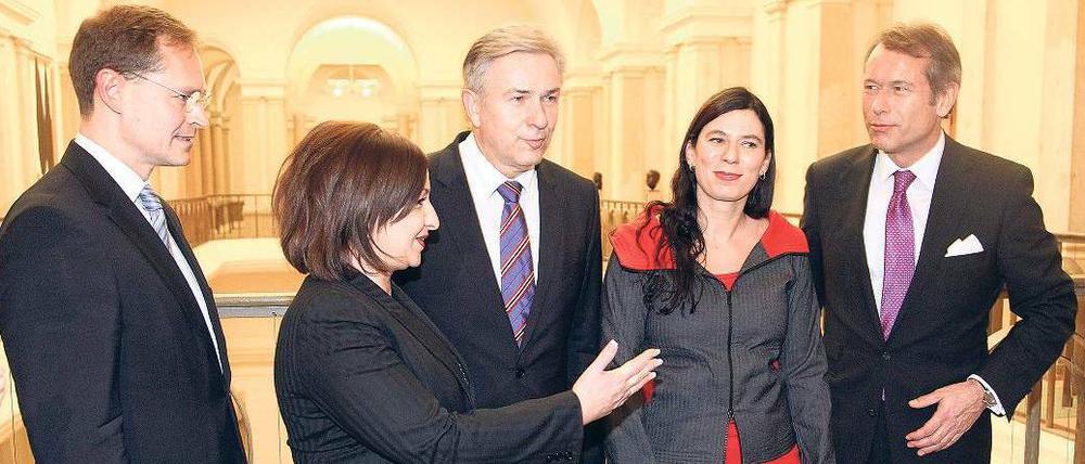 Team Rot. Bürgermeister Klaus Wowereit (Mitte) und seine frisch gekürten SPD-Senatoren (von links): Michael Müller (Verkehr und Umwelt, Dilek Kolat (Arbeit, Frauen, Integration), Sandra Scheeres (Bildung und Wissenschaft) und – wie gehabt – Ulrich Nußbaum (Finanzen). Foto: Wolfgang Kumm/dpa