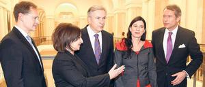 Team Rot. Bürgermeister Klaus Wowereit (Mitte) und seine frisch gekürten SPD-Senatoren (von links): Michael Müller (Verkehr und Umwelt, Dilek Kolat (Arbeit, Frauen, Integration), Sandra Scheeres (Bildung und Wissenschaft) und – wie gehabt – Ulrich Nußbaum (Finanzen). Foto: Wolfgang Kumm/dpa