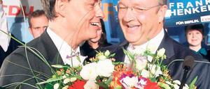 Blumen für den Chef. Bei der Wahlparty gratulierte Michael Braun, Vormann des mitgliederstärksten CDU-Kreisverbandes Steglitz-Zehlendorf, dem Parteivorsitzenen Frank Henkel mit einem Strauß zur ersten Hochhrechnung. Foto: Davids/Sven Darmer