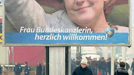 Im Kosovo wird Deutsch gesprochen – zumindest wurde die Kanzlerin am Montag in Pristina in ihrer eigenen Sprache begrüßt. Foto: Valdrin Xhemaj/dpa