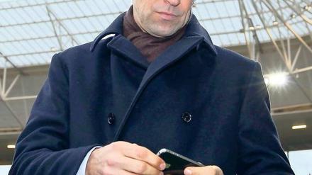 Manager, Telefon! Herthas Macher Michael Preetz gibt derzeit wie sein Verein kein gutes Bild in der Posse um den Trainer ab. 