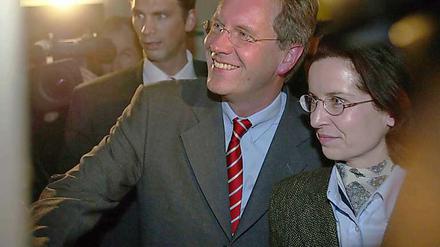 Nach bezahlten Urlauben und anderen Skandalen: Christian Wulffs Ex-Frau gerät auch in den Fokus der Ermittlungen. Die Juristin wurde von einer Anwaltskanzlei angestellt - hat aber für eine Wirtschaftsprüfungsfirma gearbeitet. Die seltsame Konstruktion bringt die Arbeitgeber in Erklärungsnot. Die Staatsanwaltschaft ermittelt.