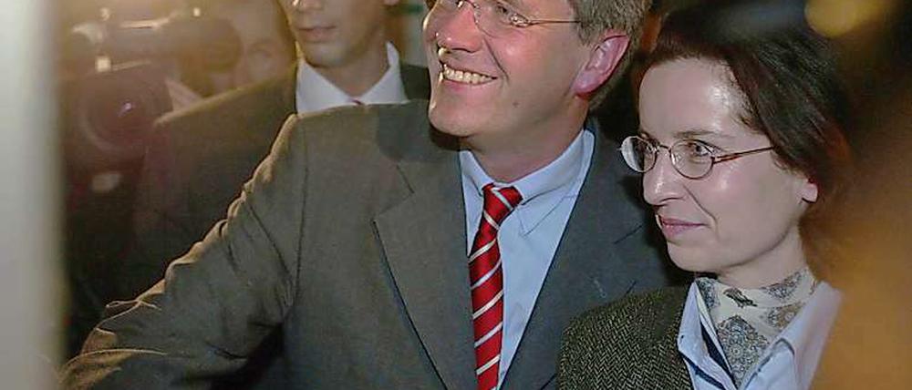 Nach bezahlten Urlauben und anderen Skandalen: Christian Wulffs Ex-Frau gerät auch in den Fokus der Ermittlungen. Die Juristin wurde von einer Anwaltskanzlei angestellt - hat aber für eine Wirtschaftsprüfungsfirma gearbeitet. Die seltsame Konstruktion bringt die Arbeitgeber in Erklärungsnot. Die Staatsanwaltschaft ermittelt.