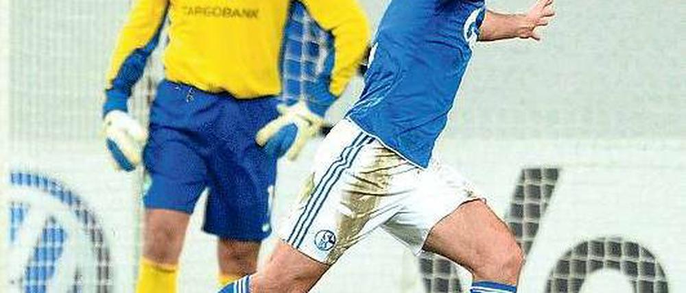 Señor Torjäger. Der Schalker Raúl jubelt nach einem seiner drei Treffer gegen Werder Bremen. Foto: dapd