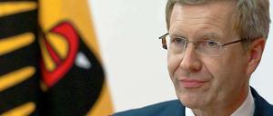 Bundespräsident Christian Wulff steht weiter unter Druck: Er soll versucht haben, kritische Berichterstattung zu verhindern - durch eine Intervention bei Bild-Chefredakteur Kai Diekmann.
