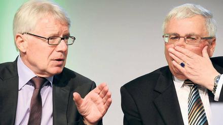 Reinhard Rauball, 64, (rechts neben ihm DFB-Präsident Theo Zwanziger) ist seit 2007 Präsident der Deutschen Fußball-Liga (DFL). Seine inzwischen zweite Amtszeit läuft bis 2013. Schon mit 32 Jahren wurde er zum ersten Mal zum Präsidenten von Borussia Dortmund gewählt – als damals jüngster Präsident der Bundesligageschichte. Mittlerweile hat er das Amt zum dritten Mal übernommen. Der Rechtsanwalt verteidigte in zahlreichen Prozessen auch Sportler wie die Sprinterin Katrin Krabbe und Fußballtrainer. Foto: dapd