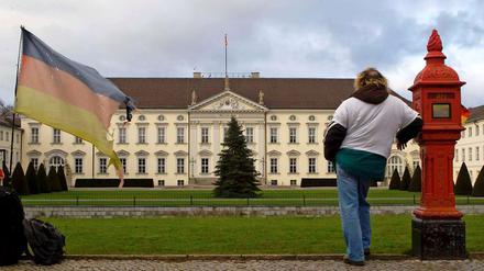 Der erste Demonstrant vor dem Schloss Bellevue, dem Amtssitz des Bundespräsidenten, in Berlin.