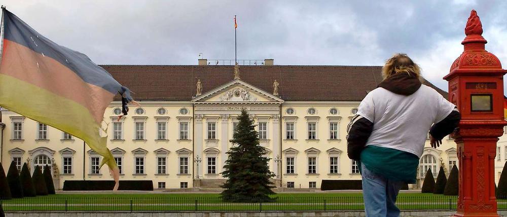 Der erste Demonstrant vor dem Schloss Bellevue, dem Amtssitz des Bundespräsidenten, in Berlin.