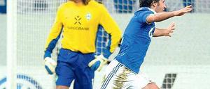 Nicht aufzuhalten. Schalkes spanischer Angreifer Raúl wurde von Werder kaum behelligt. Hier bejubelt er sein Tor zum 3:0, Bremens Torwart Tim Wiese ist bedient. Foto: dapd