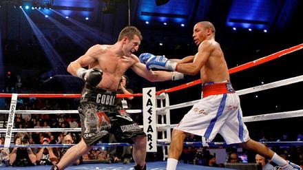 Carl Froch (l.) hatte Schwierigkeiten mit der Geschwindigkeit von Andre Ward (r.). Dennoch hatte Froch den späteren Sieger Ward am Ende des Kampfes nah an einer KO-Niederlage.