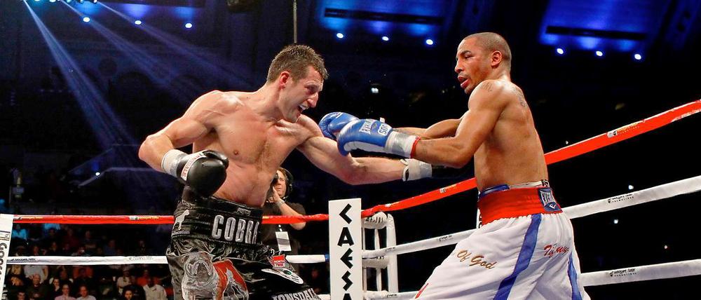Carl Froch (l.) hatte Schwierigkeiten mit der Geschwindigkeit von Andre Ward (r.). Dennoch hatte Froch den späteren Sieger Ward am Ende des Kampfes nah an einer KO-Niederlage.