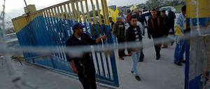 Angehörige von Gefangen warten am Grenzübergang in Rafah auf die Freilassung.