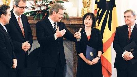 Amtsgeschäfte. Wulff (Mitte) ging am Montag seinen Pflichten als Bundespräsident nach und überreichte den neuen Verfassungsrichtern Sibylle Kessal-Wulf und Peter Müller (rechts) ihre Ernennungsurkunden. Mit dabei: Gerichtspräsident Andreas Voßkuhle (2. von links) und Innenminister Hans-Peter Friedrich (links).