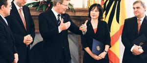 Amtsgeschäfte. Wulff (Mitte) ging am Montag seinen Pflichten als Bundespräsident nach und überreichte den neuen Verfassungsrichtern Sibylle Kessal-Wulf und Peter Müller (rechts) ihre Ernennungsurkunden. Mit dabei: Gerichtspräsident Andreas Voßkuhle (2. von links) und Innenminister Hans-Peter Friedrich (links).