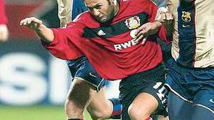 Mittendurch. Yildiray Bastürk (Mitte) zeigt, wie es geht. 2002/03 verlor Leverkusen die Spiele gegen den FC Barcelona in der Champions League nur knapp.