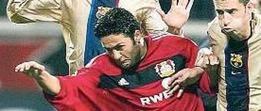 Mittendurch. Yildiray Bastürk (Mitte) zeigt, wie es geht. 2002/03 verlor Leverkusen die Spiele gegen den FC Barcelona in der Champions League nur knapp.