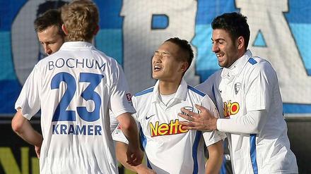 Der Bochumer Angreifer Chong Tese (2.v.r.) jubelt mit seinen Mannschaftskollegen nach seinem Tor zum 2:0.