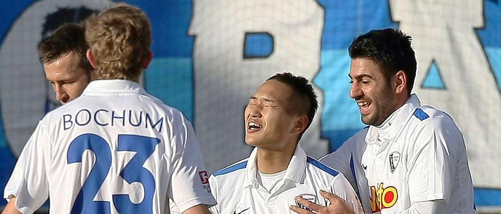 Der Bochumer Angreifer Chong Tese (2.v.r.) jubelt mit seinen Mannschaftskollegen nach seinem Tor zum 2:0.
