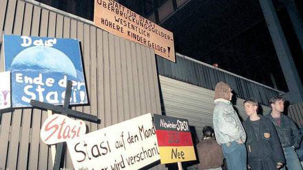 Besetzung der Berliner Stasizentrale am 15. Januar 1990. Die Akten sollten bewahrt und auf gesetzlicher Basis geöffnet werden. Foto: dpa
