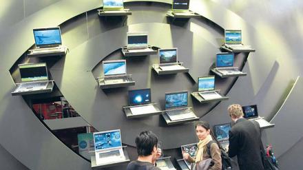 Checkliste für Steuersparer: Kindergeldanspruch für volljährige Kinder sichern, Werbungskosten in die Höhe treiben, etwa durch den Kauf eines neuen Computers, oder heiraten.