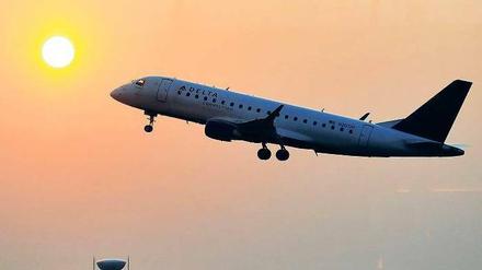 Preis des Fliegens. Wer in die USA reist, muss damit leben, dass die dortigen Behörden über die Passagierdaten informiert sein wollen. Bei den Verhandlungen über ein neues Abkommen erreichte die EU immerhin Verbesserungen beim Datenschutz.