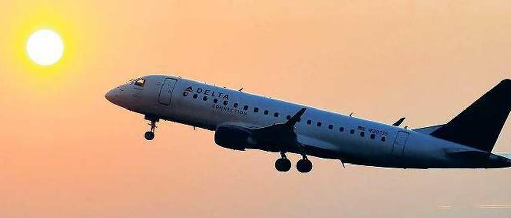 Preis des Fliegens. Wer in die USA reist, muss damit leben, dass die dortigen Behörden über die Passagierdaten informiert sein wollen. Bei den Verhandlungen über ein neues Abkommen erreichte die EU immerhin Verbesserungen beim Datenschutz.