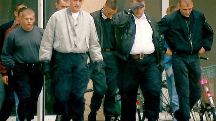 Neonazis um Uwe Böhnhardt (graue Jacke, 4.v.l.), Andre K. (2.v.r.), Ralf W. (3.v.r.) und Uwe Mundlos (r.), aufgenommen im Herbst 1996 in Erfurt.