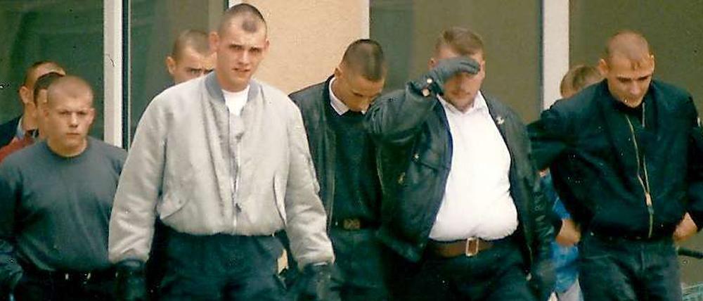 Neonazis um Uwe Böhnhardt (graue Jacke, 4.v.l.), Andre K. (2.v.r.), Ralf W. (3.v.r.) und Uwe Mundlos (r.), aufgenommen im Herbst 1996 in Erfurt.