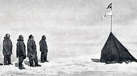 Am Ziel ihrer Träume. Die Mitglieder der norwegischen Südpol-Expedition um Roald Amundsen (l.) stehen im Dezember 1911 auf dem Südpol. Ihre Kontrahenten finden später ihre Spuren und treten enttäuscht den Heimweg an, den sie nicht überleben. 