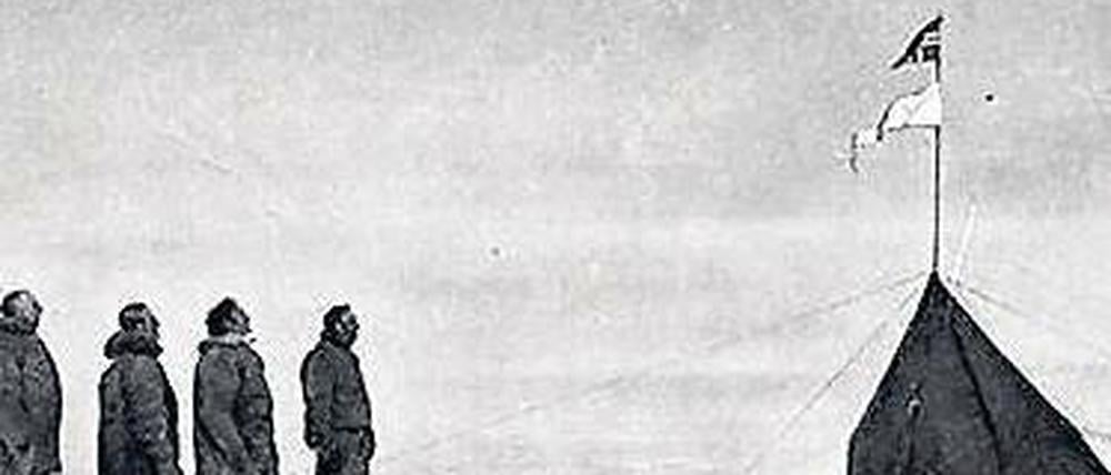 Am Ziel ihrer Träume. Die Mitglieder der norwegischen Südpol-Expedition um Roald Amundsen (l.) stehen im Dezember 1911 auf dem Südpol. Ihre Kontrahenten finden später ihre Spuren und treten enttäuscht den Heimweg an, den sie nicht überleben.