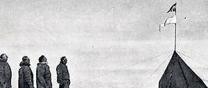 Am Ziel ihrer Träume. Die Mitglieder der norwegischen Südpol-Expedition um Roald Amundsen (l.) stehen im Dezember 1911 auf dem Südpol. Ihre Kontrahenten finden später ihre Spuren und treten enttäuscht den Heimweg an, den sie nicht überleben.