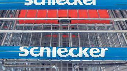Festgefahren. Seit drei Jahren schreibt Schlecker rote Zahlen. Im nächsten Jahr will der Drogeriediscounter die Wende schaffen. Foto: dpa