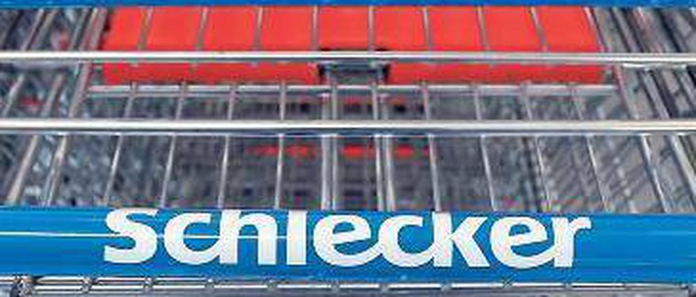 Festgefahren. Seit drei Jahren schreibt Schlecker rote Zahlen. Im nächsten Jahr will der Drogeriediscounter die Wende schaffen. Foto: dpa