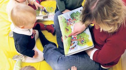 Zeit für Kinder. Vorleserin, Betreuerin – und bald auch Lebensmittelunternehmerin. Tagesmütter sollen ab Januar strenge Hygieneauflagen erfüllen. Das Bundesministerium für Verbraucherschutz hat es den Bundesländern empfohlen. Berlin will sich daran halten. Foto: dpa