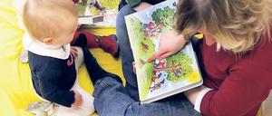 Zeit für Kinder. Vorleserin, Betreuerin – und bald auch Lebensmittelunternehmerin. Tagesmütter sollen ab Januar strenge Hygieneauflagen erfüllen. Das Bundesministerium für Verbraucherschutz hat es den Bundesländern empfohlen. Berlin will sich daran halten. Foto: dpa