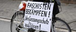 Den Verfassungsschutz aufzulösen fordert auch dieser Demonstrant in Kassel.