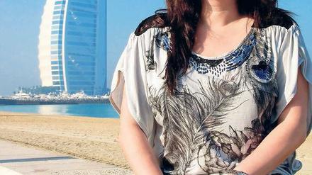 Jasmin Taylor reist oft in die Arabischen Emirate. Hier sitzt sie vor dem Luxushotel Burj Al Arab in Dubai. Die gebürtige Iranerin ist Geschäftsführerin der JT Touristik mit Sitz im Berliner Westend. Die Firma ist deutscher Marktführer für Reisen nach Dubai und in die angrenzenden Emirate. Mit ihren 35 Mitarbeitern hat Taylor im vergangenen Jahr mehr als 100 Millionen Euro umgesetzt und zählte mehr als 160 000 Urlaubsgäste. Ihr Konzept: Sie stellt die Pauschalreisen erst im Moment der Buchung zusammen und kann so günstige Preise anbieten. 
